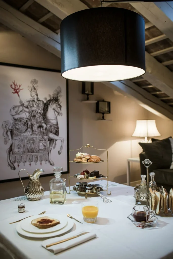 hoteel room with breakfast